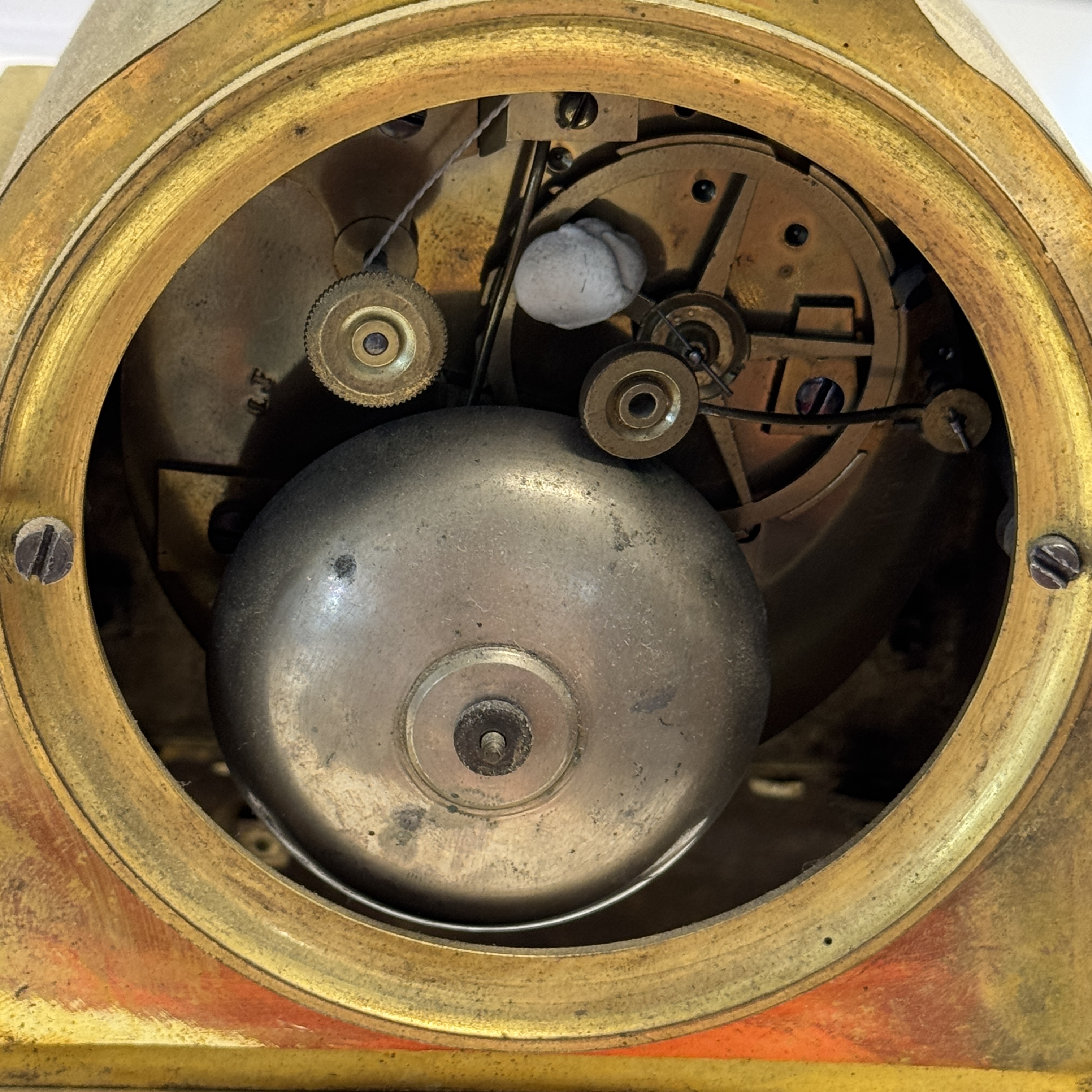 A French fire-gilt bronze mantel clock with a music making cherub — foto 5