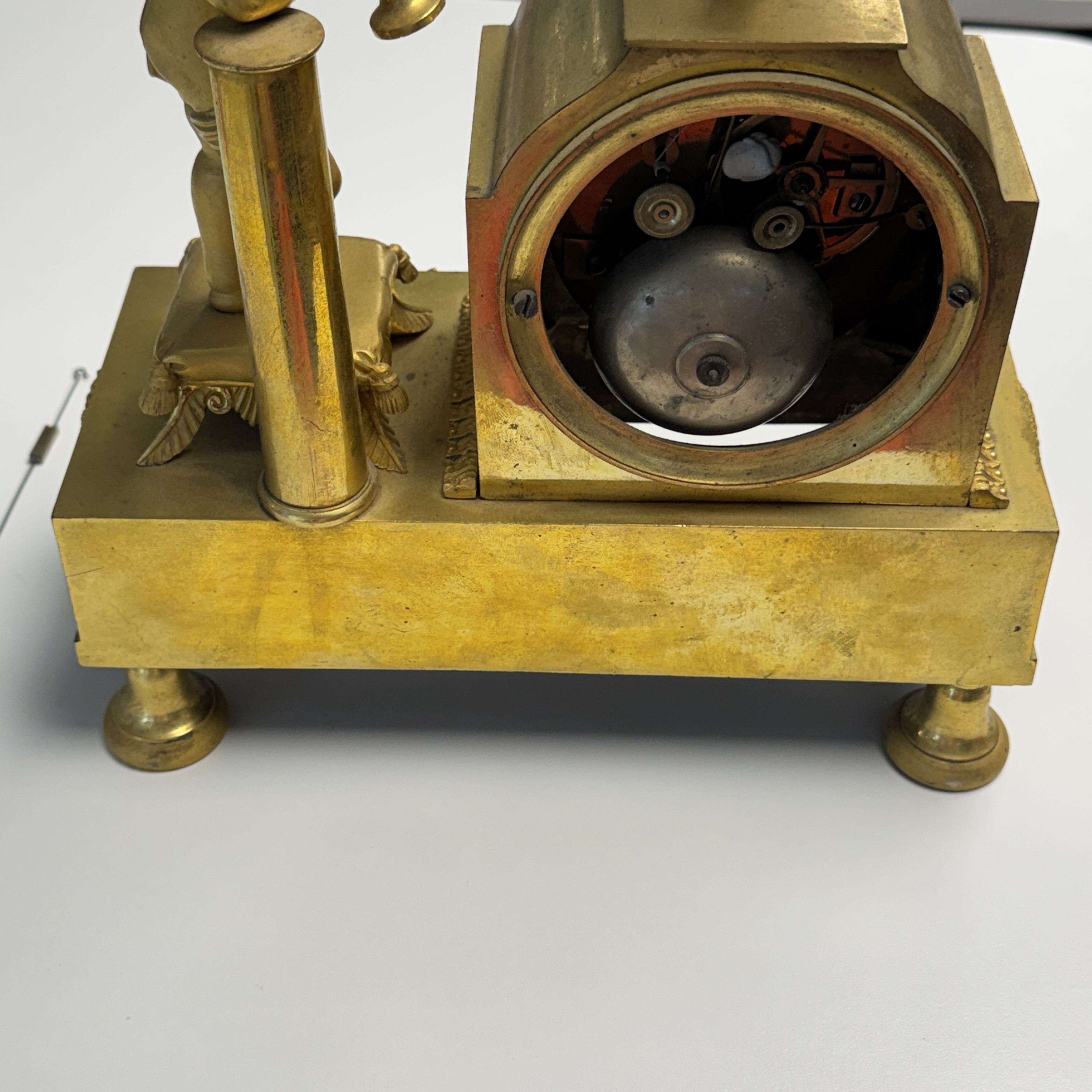 A French fire-gilt bronze mantel clock with a music making cherub — foto 6