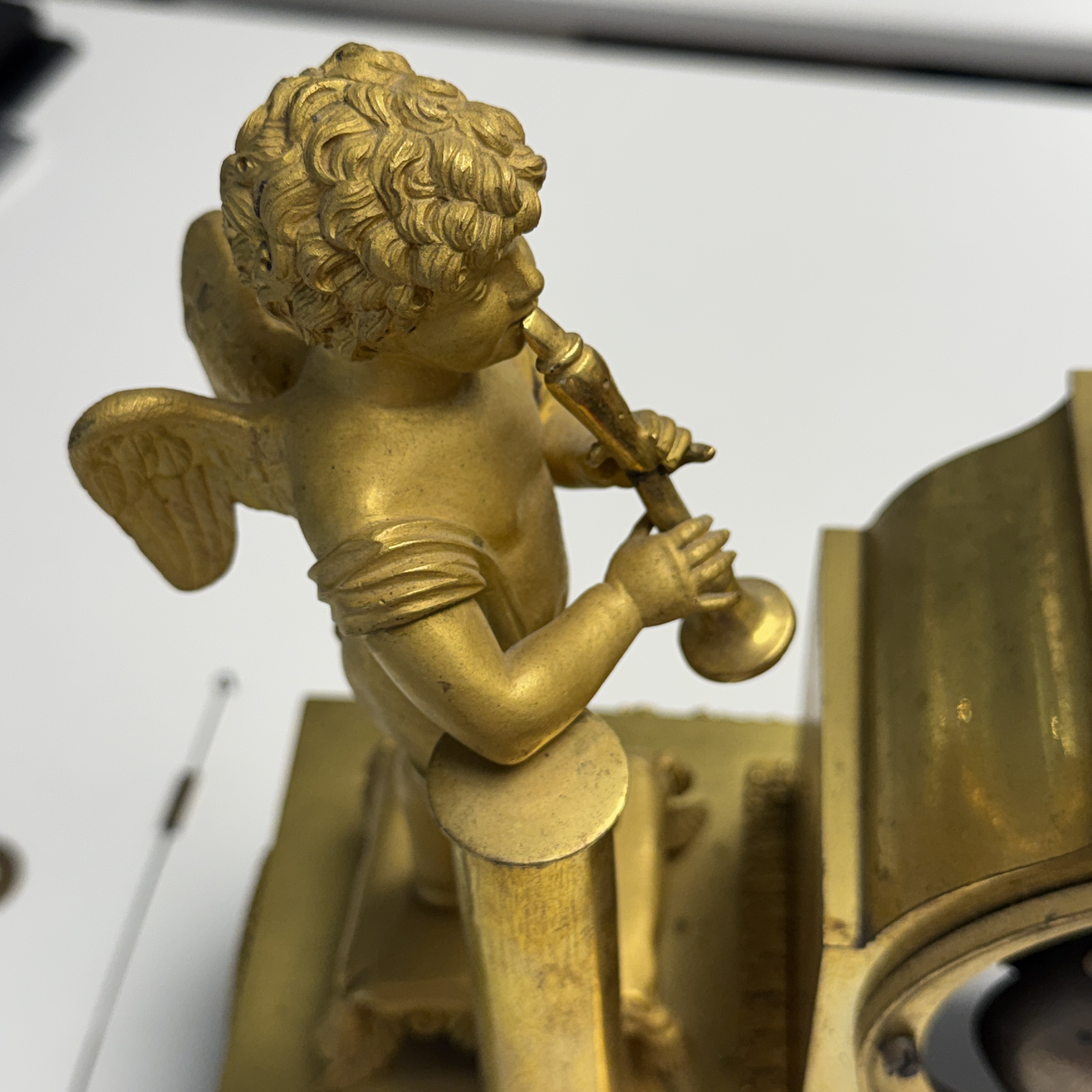 A French fire-gilt bronze mantel clock with a music making cherub — foto 7