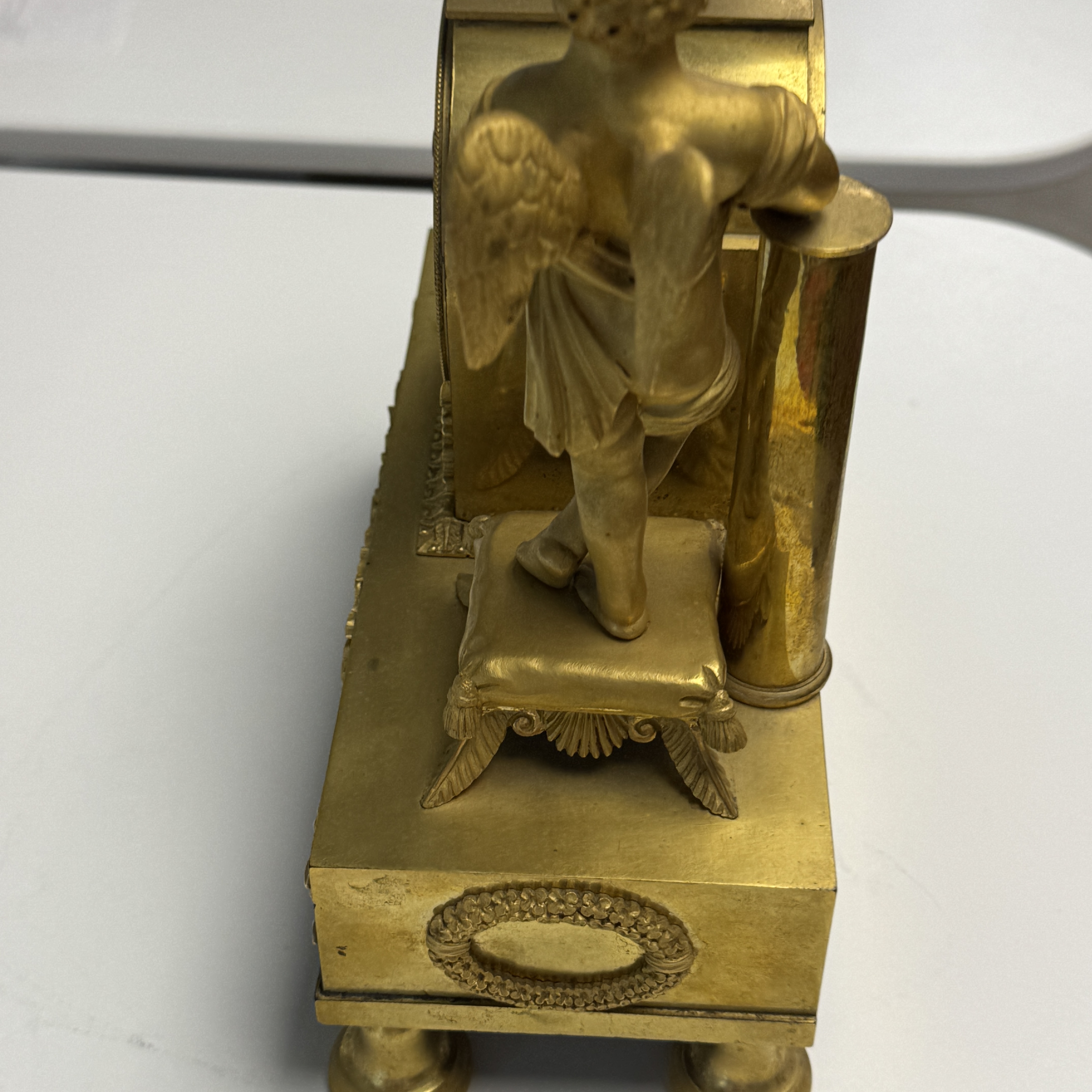 A French fire-gilt bronze mantel clock with a music making cherub — foto 8
