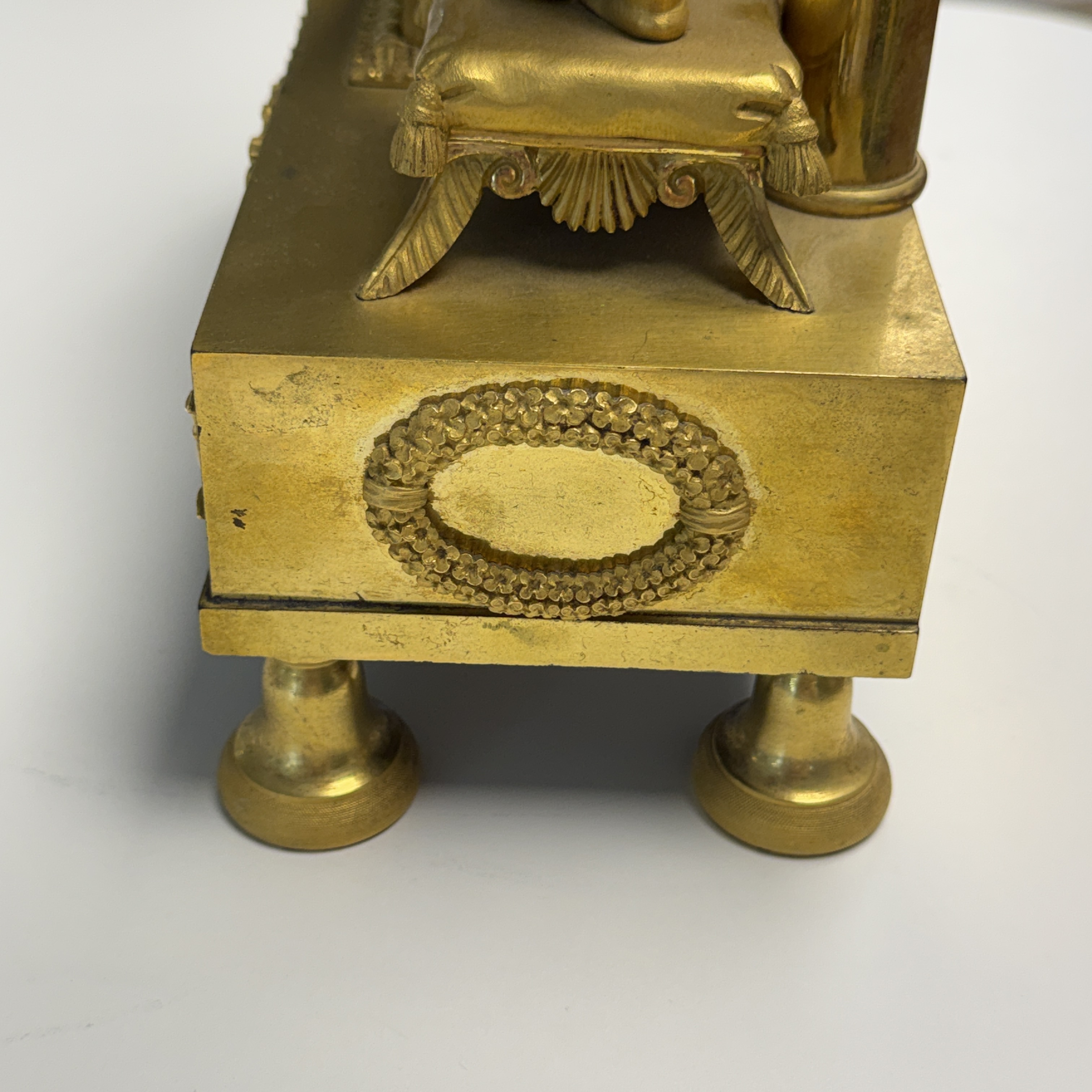A French fire-gilt bronze mantel clock with a music making cherub — foto 9