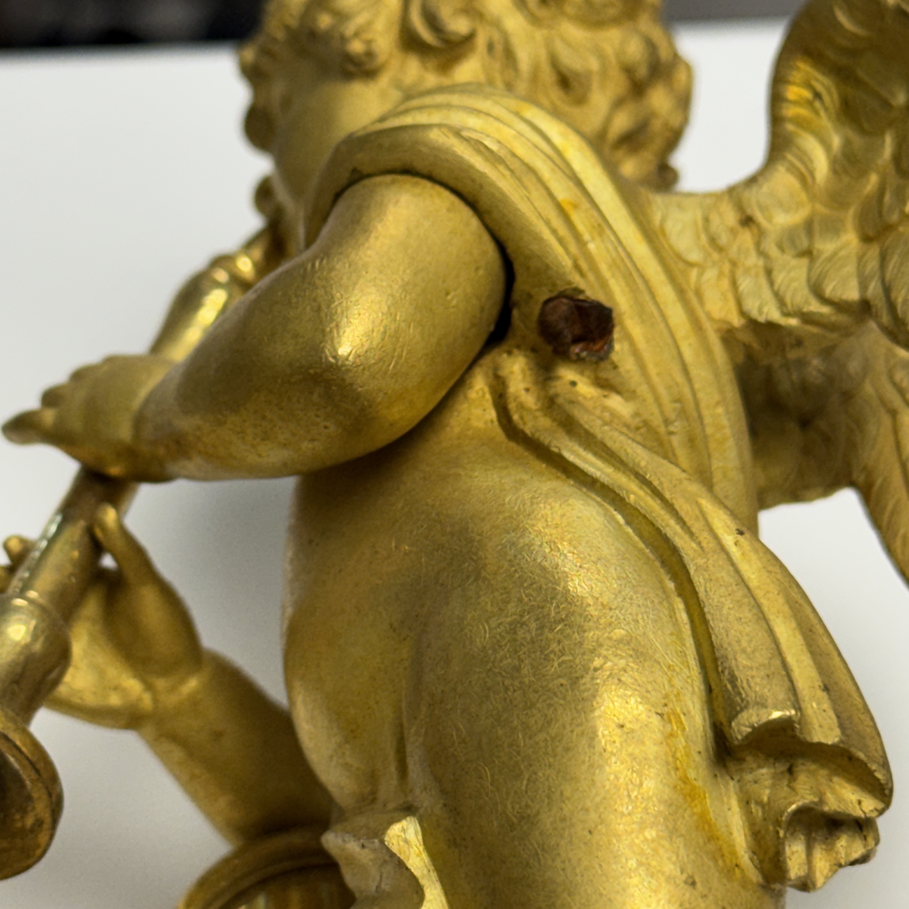 A French fire-gilt bronze mantel clock with a music making cherub — foto 10