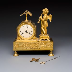 A French fire-gilt bronze mantel clock with a music making cherub — foto 1