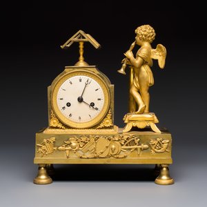 A French fire-gilt bronze mantel clock with a music making cherub — foto 2