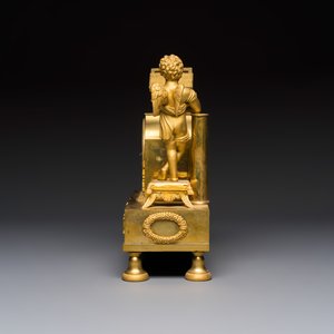 A French fire-gilt bronze mantel clock with a music making cherub — foto 3