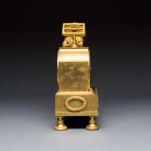 A French fire-gilt bronze mantel clock with a music making cherub — foto 5
