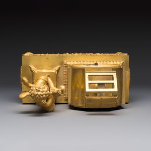 A French fire-gilt bronze mantel clock with a music making cherub — foto 6