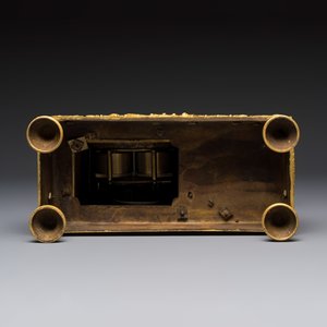 A French fire-gilt bronze mantel clock with a music making cherub — foto 7