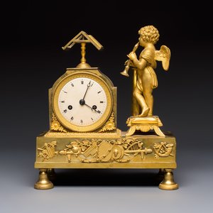 A French fire-gilt mantel clock with a music making cherub, early 19th C. — foto 1