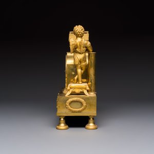 A French fire-gilt mantel clock with a music making cherub, early 19th C. — foto 3
