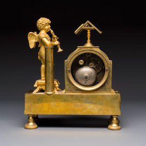 A French fire-gilt mantel clock with a music making cherub, early 19th C. — foto 4