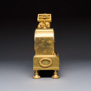A French fire-gilt mantel clock with a music making cherub, early 19th C. — foto 5