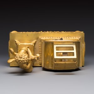 A French fire-gilt mantel clock with a music making cherub, early 19th C. — foto 6