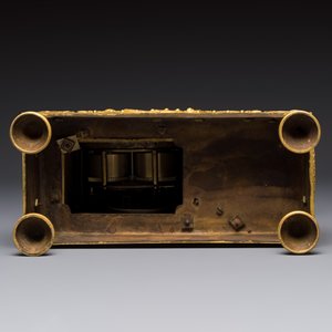 A French fire-gilt mantel clock with a music making cherub, early 19th C. — foto 7