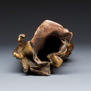 A French gilt-bronze figure of a female saint — foto 7