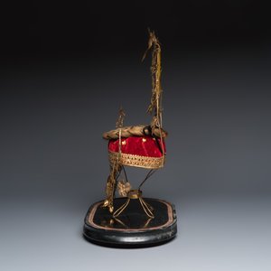 A French gilt-metal globe de mariée bridal keepsake with glass dome — 照片 4