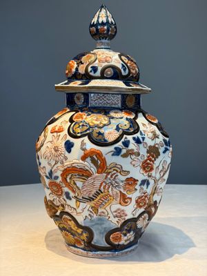 A French Imari-style 'Phoenixes' vase and cover with relief design, Samson, Paris, 19th C. — photo 1