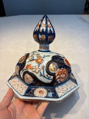 A French Imari-style 'Phoenixes' vase and cover with relief design, Samson, Paris, 19th C. — photo 14