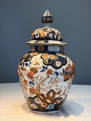 A French Imari-style 'Phoenixes' vase and cover with relief design, Samson, Paris, 19th C. — photo 2