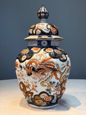 A French Imari-style 'Phoenixes' vase and cover with relief design, Samson, Paris, 19th C. — photo 3