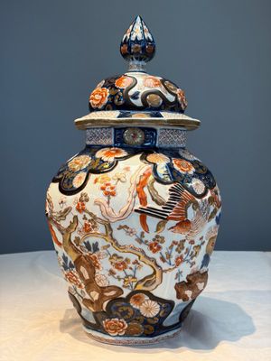 A French Imari-style 'Phoenixes' vase and cover with relief design, Samson, Paris, 19th C. — photo 4