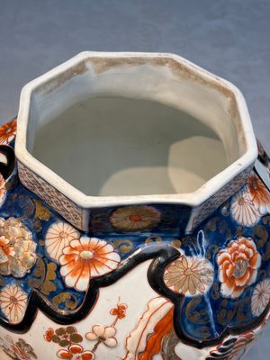 A French Imari-style 'Phoenixes' vase and cover with relief design, Samson, Paris, 19th C. — photo 5