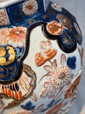 A French Imari-style 'Phoenixes' vase and cover with relief design, Samson, Paris, 19th C. — photo 6