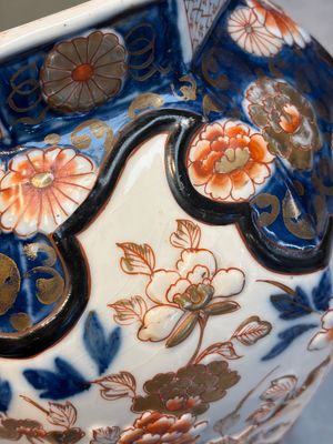 A French Imari-style 'Phoenixes' vase and cover with relief design, Samson, Paris, 19th C. — photo 7