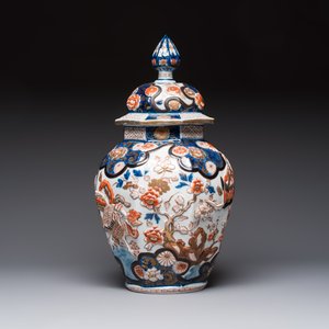 A French Imari-style 'Phoenixes' vase and cover with relief design, Samson, Paris, 19th C. — photo 2