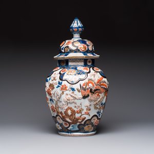 A French Imari-style 'Phoenixes' vase and cover with relief design, Samson, Paris, 19th C. — photo 3