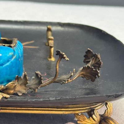 A French lacquered and bronze inlaid inkwell with a turquoise-glazed Buddha brushwasher — foto 4