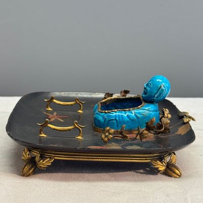A French lacquered and bronze inlaid inkwell with a turquoise-glazed Buddha brushwasher — foto 6