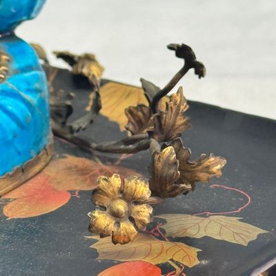 A French lacquered and bronze inlaid inkwell with a turquoise-glazed Buddha brushwasher — foto 7