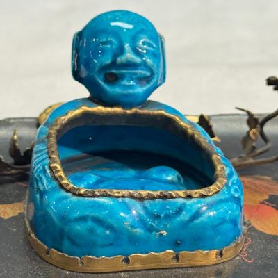 A French lacquered and bronze inlaid inkwell with a turquoise-glazed Buddha brushwasher — foto 9