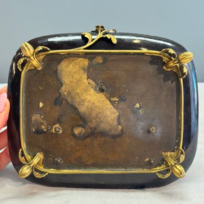 A French lacquered and bronze inlaid inkwell with a turquoise-glazed Buddha brushwasher — foto 11