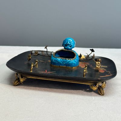 A French lacquered and bronze inlaid inkwell with a turquoise-glazed Buddha brushwasher — foto 1