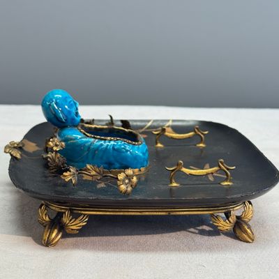 A French lacquered and bronze inlaid inkwell with a turquoise-glazed Buddha brushwasher — foto 2