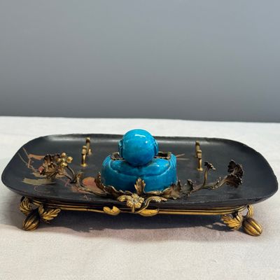 A French lacquered and bronze inlaid inkwell with a turquoise-glazed Buddha brushwasher — foto 3