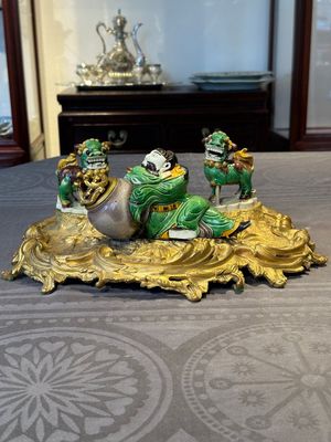 A French ormolu inkwell inset with Chinese verte biscuit porcelain, 19th C. and Kangxi — 照片 1