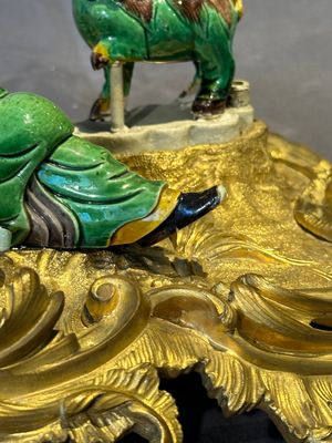 A French ormolu inkwell inset with Chinese verte biscuit porcelain, 19th C. and Kangxi — 照片 14
