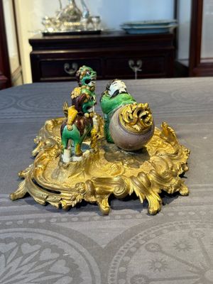 A French ormolu inkwell inset with Chinese verte biscuit porcelain, 19th C. and Kangxi — 照片 2