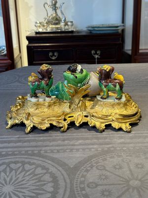 A French ormolu inkwell inset with Chinese verte biscuit porcelain, 19th C. and Kangxi — 照片 3