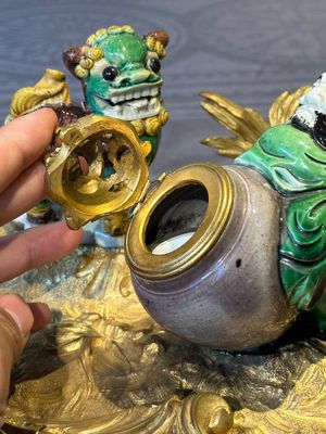 A French ormolu inkwell inset with Chinese verte biscuit porcelain, 19th C. and Kangxi — 照片 9