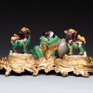 A French ormolu inkwell inset with Chinese verte biscuit porcelain, 19th C. and Kangxi — 照片 4