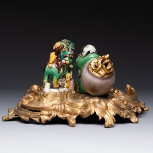 A French ormolu inkwell inset with Chinese verte biscuit porcelain, 19th C. and Kangxi — 照片 5