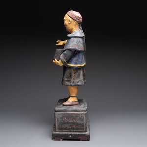 A French papier-mâché figure of a mandarin, inscribed 'Compagnie Française Des Chocolats et Des Thés', 20th C. — foto 2