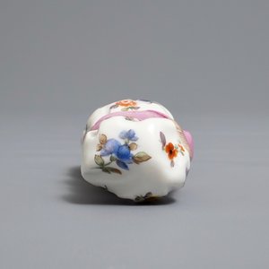A French porcelain silver-mounted needle case, 18/19th C. — 照片 3