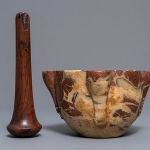 A French quatre-lobed red marble mortar with wooden pestle, 17/18th C. — photo 3