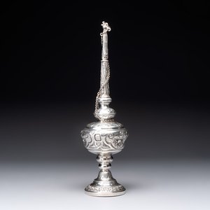 A French silver griffon-form rose water sprinkler for the Ottoman market, 18/19th C. — photo 1