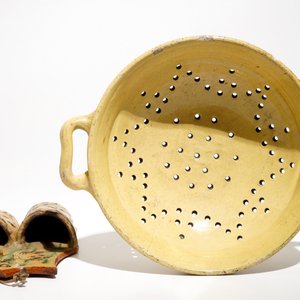 A French stoneware strainer and a wall hanger for cutlery, Aiglefontaine, 18th C. — photo 7